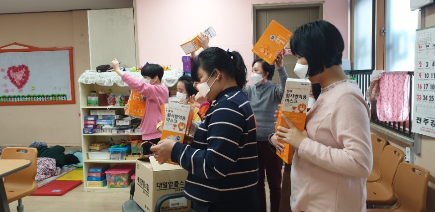 종로약국, 마스크와 소독용품 기부 화제 (1).jpg