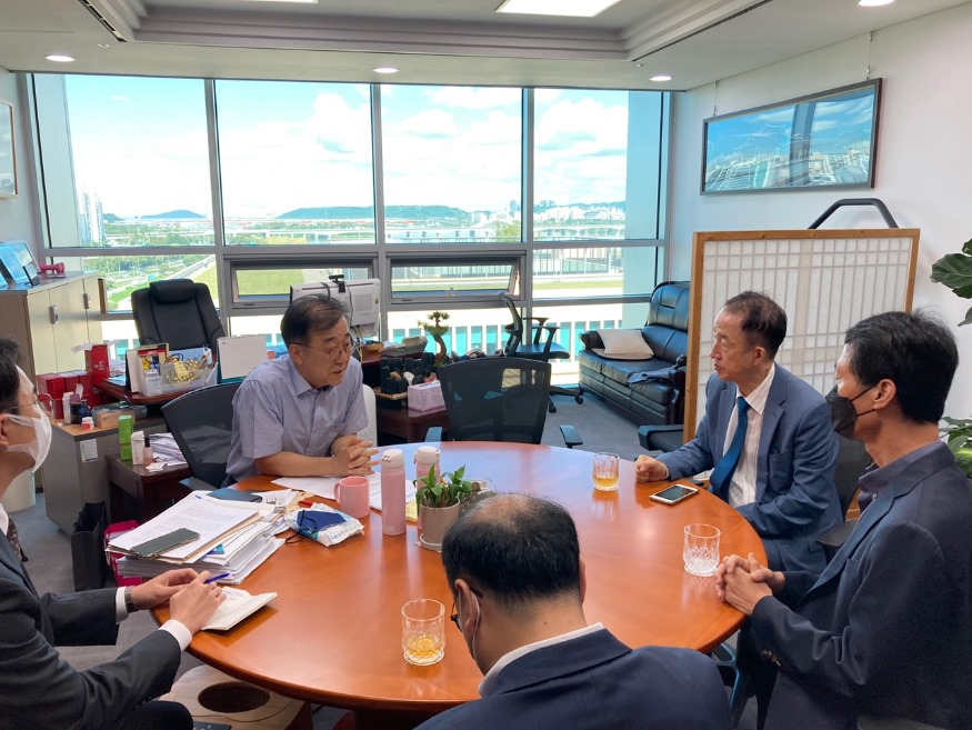 [김윤덕 의원 보도자료]김사열 균형위원장 만나, 혁신도시 시즌2 조속추진 강조_210908(사진2).jpg